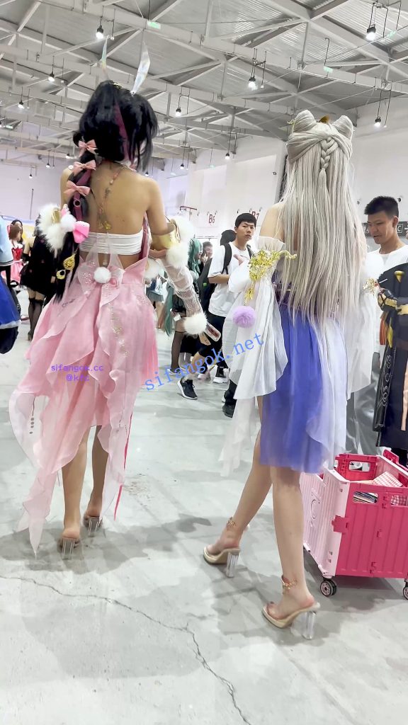 【KFC】极品美女COSER和闺蜜逛街·弯腰露出白色内内贴着拍【1V】【603M】 预览图 4