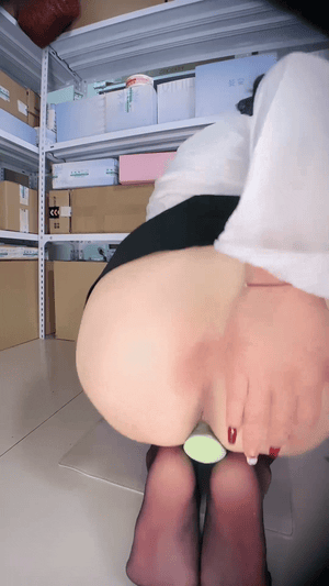 仓库管理员【林安安】上班偷播 丝袜美腿 跳蛋狂震(8V) 7.34GB 预览图 12