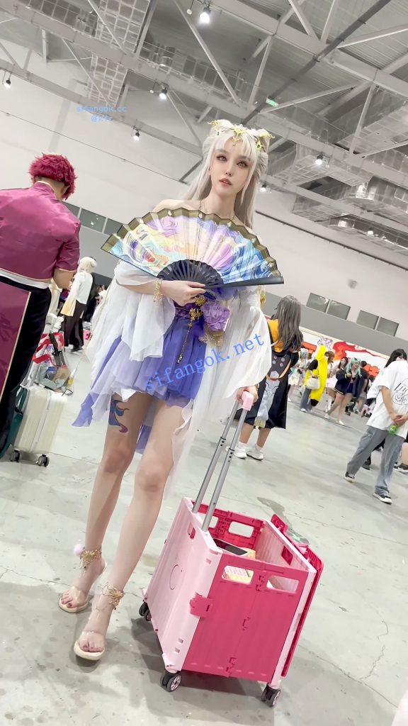 【KFC】极品美女COSER和闺蜜逛街·弯腰露出白色内内贴着拍【1V】【603M】 预览图 8