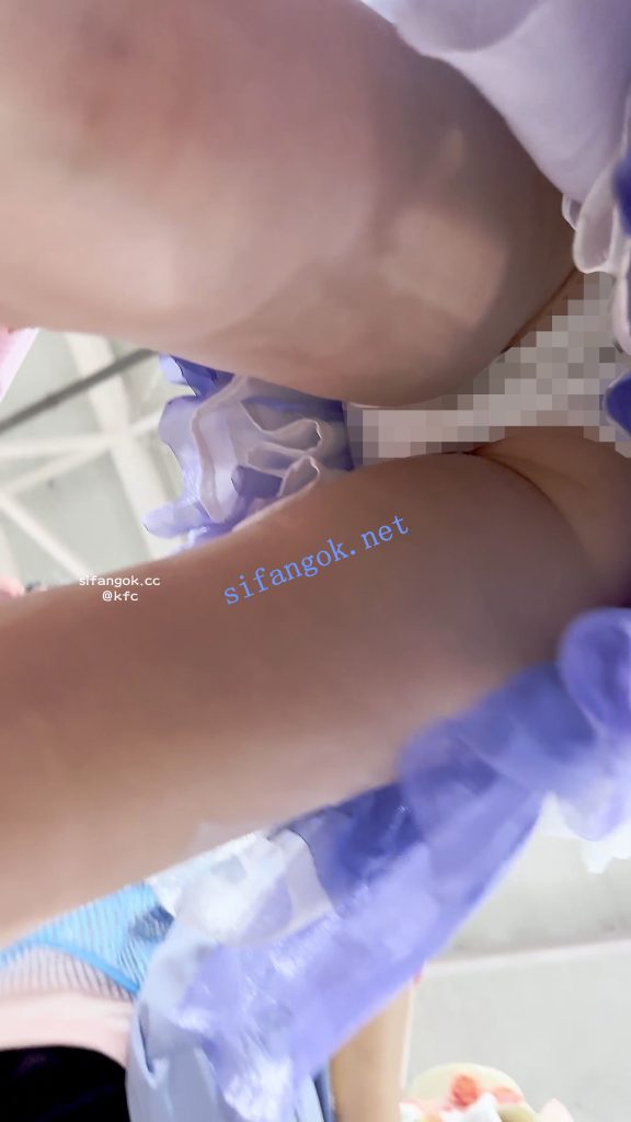 【KFC】极品美女COSER和闺蜜逛街·弯腰露出白色内内贴着拍【1V】【603M】 预览图 6