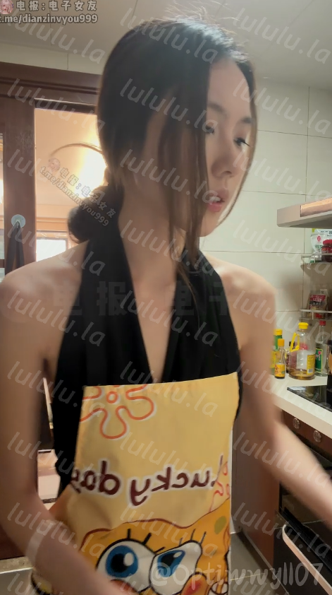 推特高颜值阿黑颜「胆胆」妈妈下班给儿子和来家里的同学做饭，做饭途中儿子当着同学的面在厨房偷偷要妈妈口交