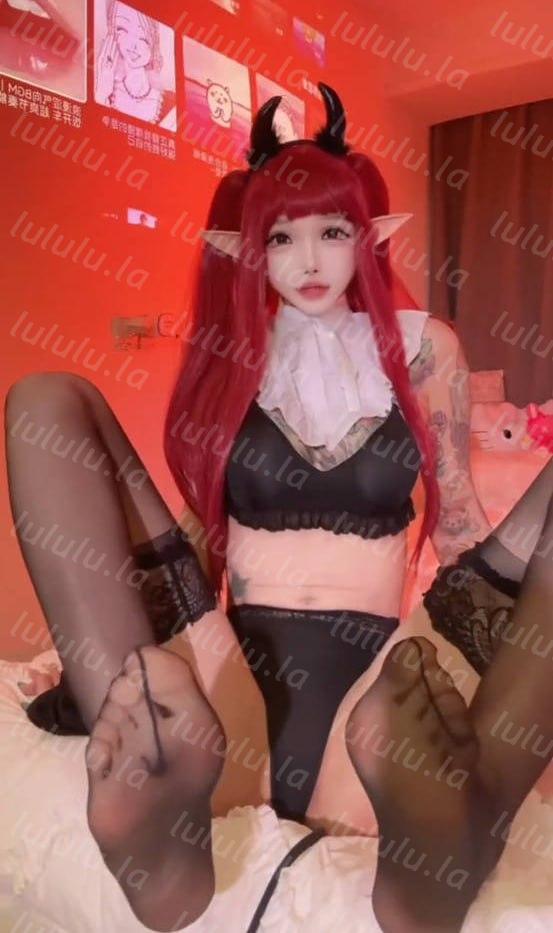 抖音 mo你别哭 1314高价私密视频第十弹 红发小恶魔mia，黑丝脚脸逼同框自慰，求爸爸射进去吧【4V】【176M】