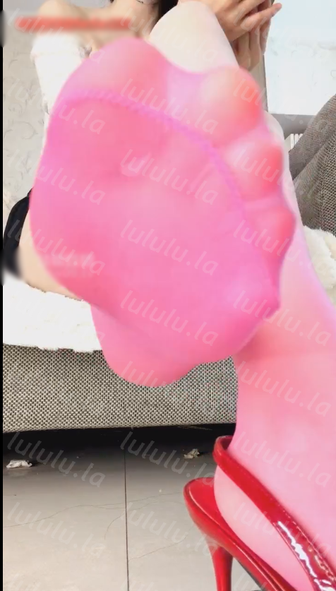 玩物直播桃天大大-251210 红绿灯剧情绿帽老公送外卖老婆在家做爱【1V】【531MB百度云】 预览图 3