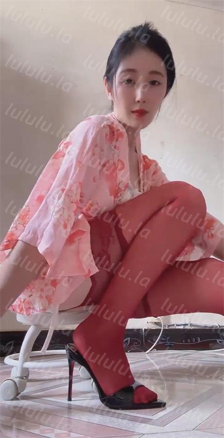 快手骚逼少妇【宇姐姐】好身材大长腿，奶圆逼粉一线天，裸舞诱惑，阴户饱满，喜欢猛舔少妇逼的不可错过【8V】【1.1G】 预览图 5