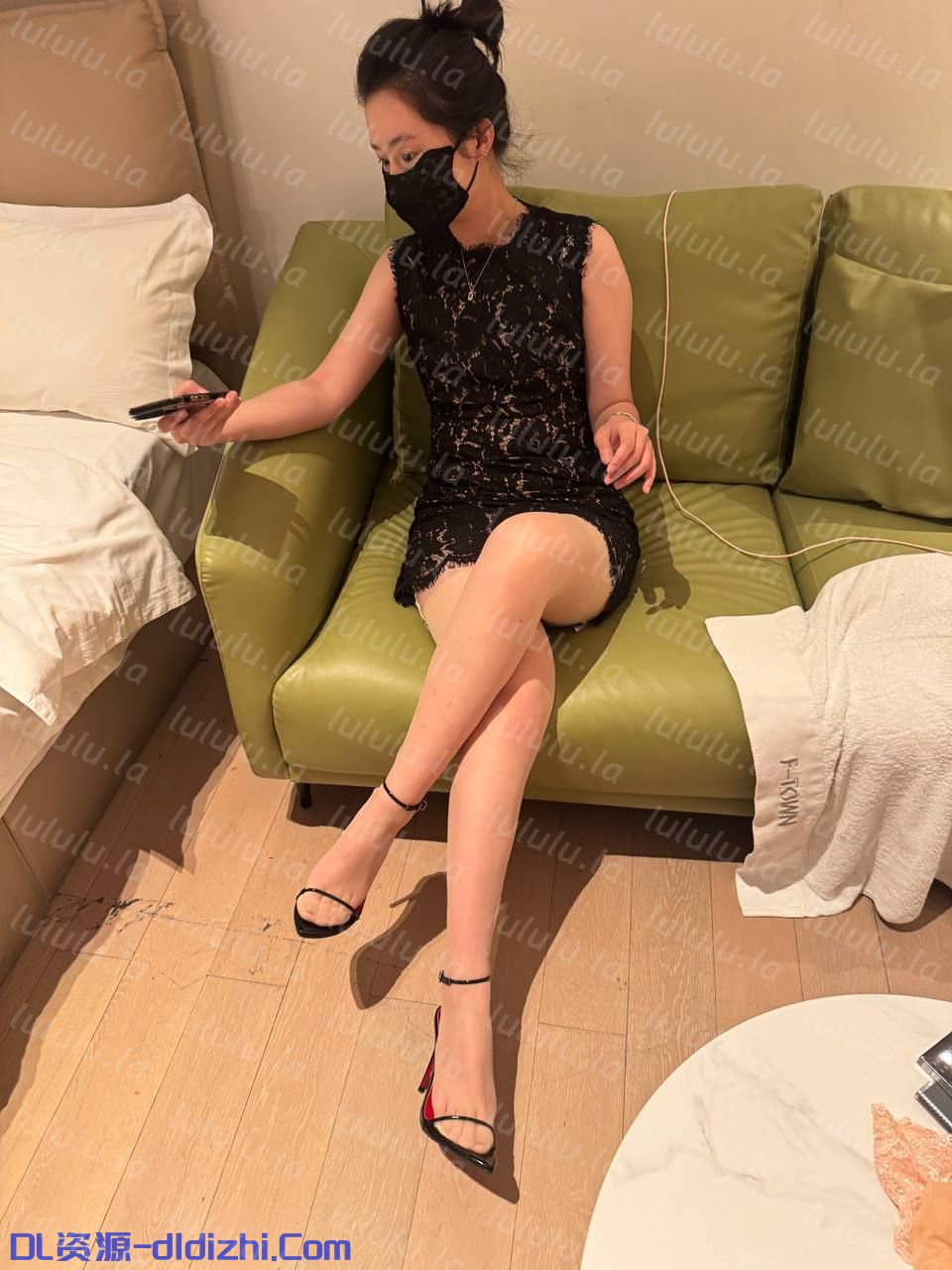 推特真實淫蕩夫妻「琢木鳥夫妻」《深圳土豪顔射》按住頭強行就把滾燙精液噴射進嘴！老公看着嘴邊挂滿精液的妻子，心疼又心酸10V 445.3MB 预览图 1