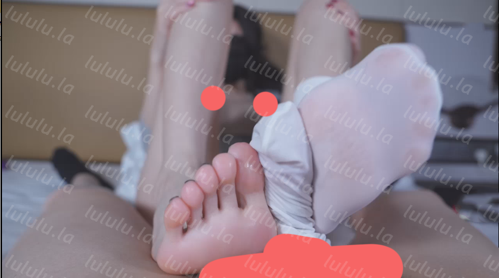 【新】是小桃呢-出完汗的叫姐姐与恋足弟弟，引诱弟弟中出自己，精液顺着骚穴流出【1V】【557MBpikpak云盘】