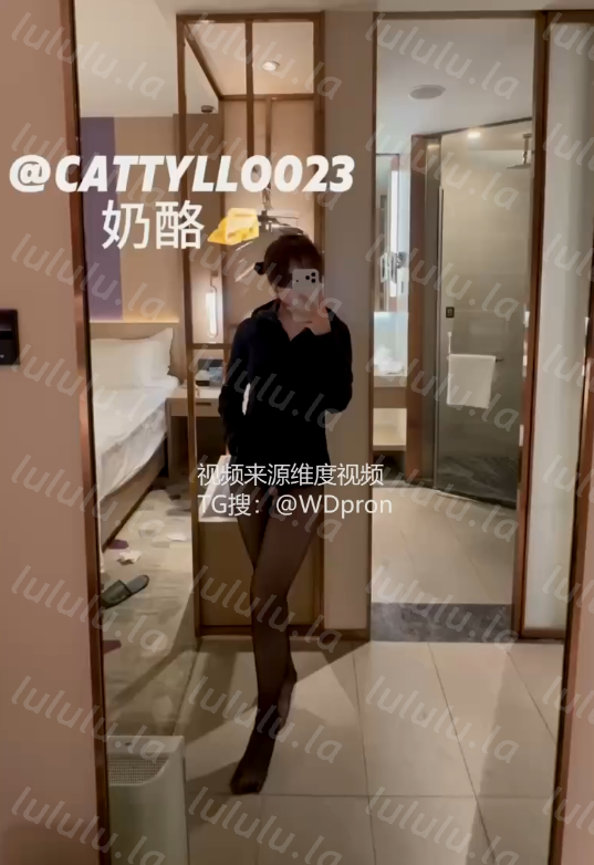 奶酪 推特极品尤物大奶博主 这次又和支持她的金主线下约会了 跪地吃大鸡巴深喉体验 被爸爸站立扛腿打桩 【1V 158MB】-福利岛