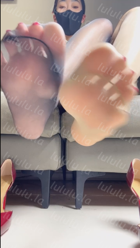 玩物直播颜艺很sss-251212 红绿灯双丝脚底控制贱狗畜滚进来【1V】【406MB百度云】 预览图 2