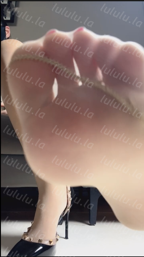 玩物直播颜艺很ss-251214 红绿灯看到脚jb又勃起了【1V】【368MB百度云】 预览图 2