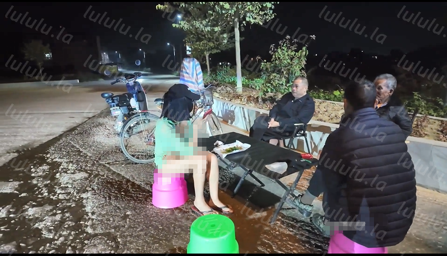 人气露出女神超大胆【cikaimoon】，绿色毛衣逛街，晚上路边摊给大爷们吓傻了 预览图 1