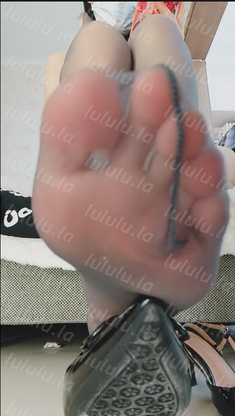 玩物直播桃天大大-251211 红绿灯剧情老公给情夫爸爸当司机【1V】【318MB百度云】