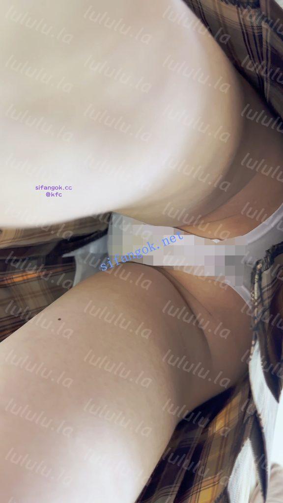 【KFC】JK学生妹和闺蜜抓娃娃·清纯可爱的妹妹白色内尿黄了【1V】【935M】 预览图 2