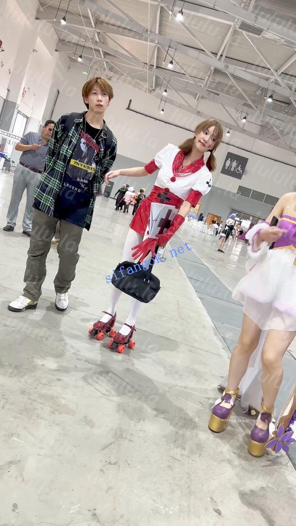 【KFC】新手学妹玩轮滑·一直扭动露出白丝屁股·真怕摔我怀里【1V】【517M】