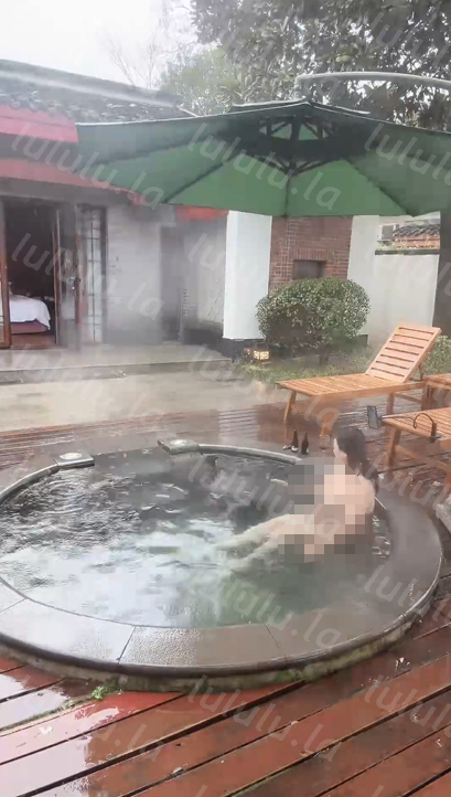 巨乳空姐 温泉会所 逼毛很多但是逼逼粉嫩 水中无套后入5v