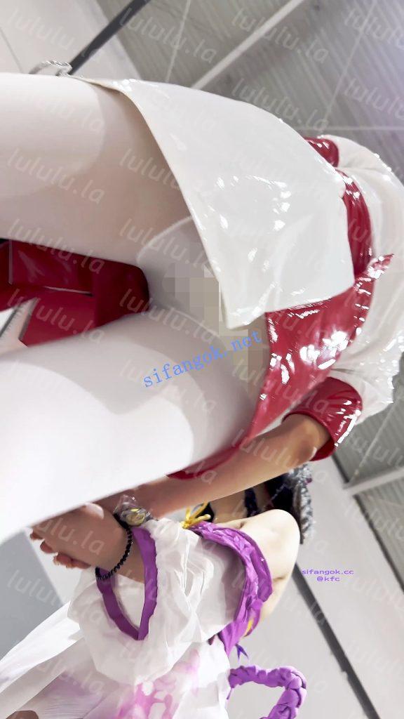 【KFC】新手学妹玩轮滑·一直扭动露出白丝屁股·真怕摔我怀里【1V】【517M】 预览图 15