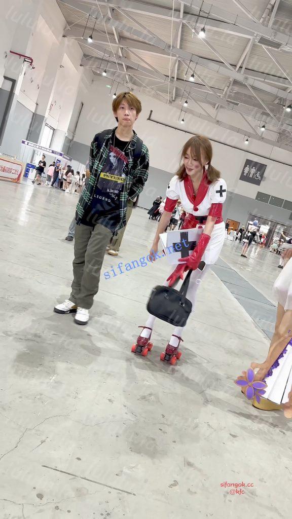 【KFC】新手学妹玩轮滑·一直扭动露出白丝屁股·真怕摔我怀里【1V】【517M】 预览图 18