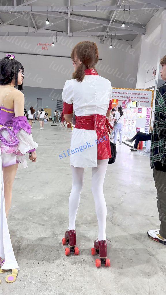 【KFC】新手学妹玩轮滑·一直扭动露出白丝屁股·真怕摔我怀里【1V】【517M】 预览图 5