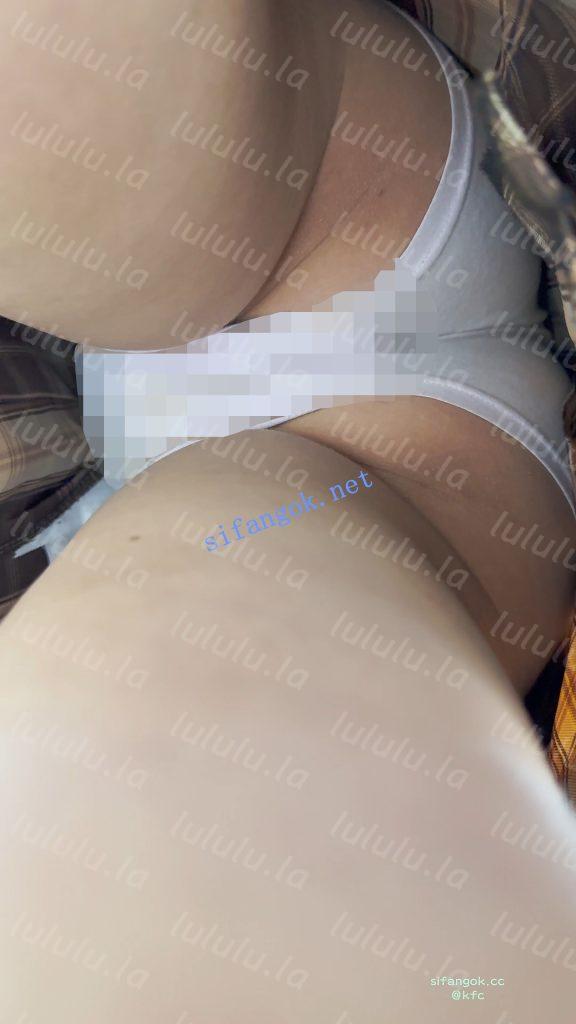 【KFC】JK学生妹和闺蜜抓娃娃·清纯可爱的妹妹白色内尿黄了【1V】【935M】 预览图 12