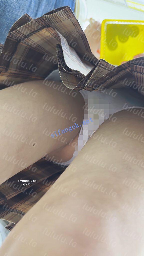 【KFC】JK学生妹和闺蜜抓娃娃·清纯可爱的妹妹白色内尿黄了【1V】【935M】 预览图 3