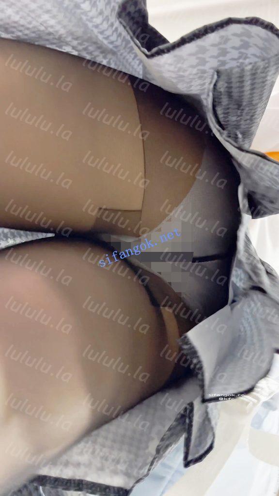 【KFC】制服JK气质学生妹和闺蜜逛街·短裙黑丝袜白内前后CD【1V】【315M】 预览图 2