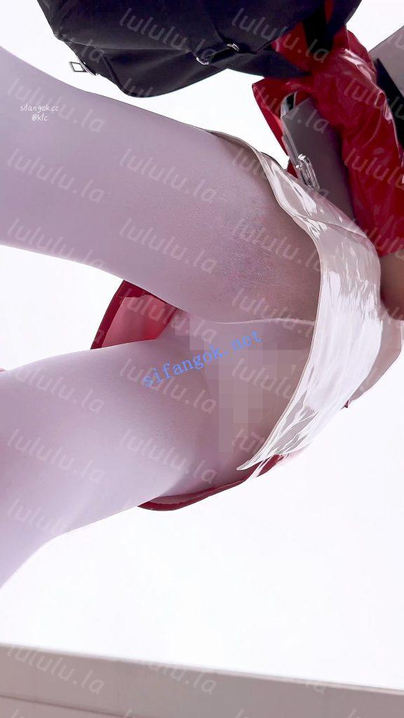 【KFC】新手学妹玩轮滑·一直扭动露出白丝屁股·真怕摔我怀里【1V】【517M】 预览图 3