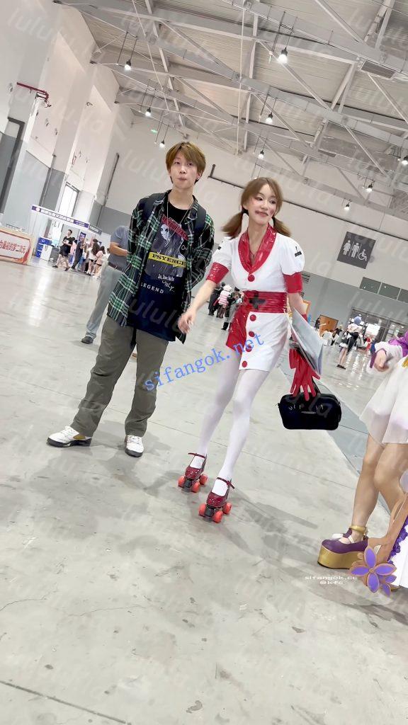 【KFC】新手学妹玩轮滑·一直扭动露出白丝屁股·真怕摔我怀里【1V】【517M】 预览图 7