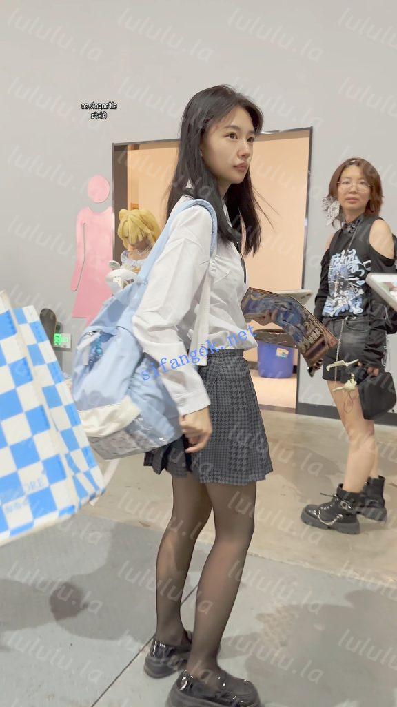 【KFC】制服JK气质学生妹和闺蜜逛街·短裙黑丝袜白内前后CD【1V】【315M】 预览图 6