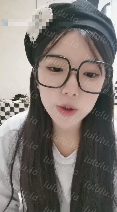 颜值无敌清纯眼镜妹，近期下海收费房【1.71g】 预览图 1