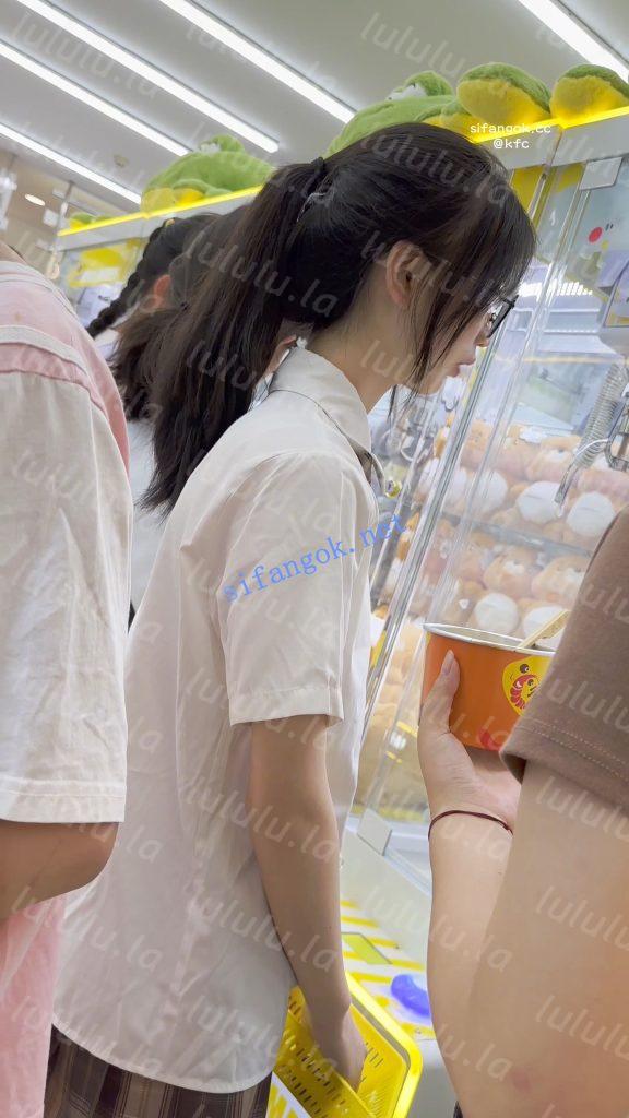 【KFC】JK学生妹和闺蜜抓娃娃·清纯可爱的妹妹白色内尿黄了【1V】【935M】 预览图 4