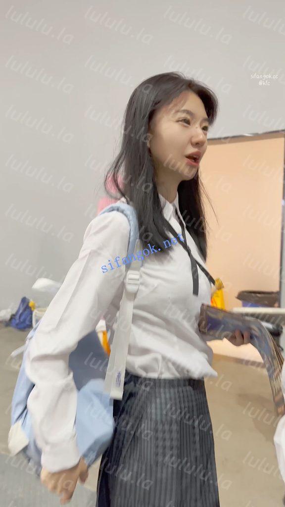 【KFC】制服JK气质学生妹和闺蜜逛街·短裙黑丝袜白内前后CD【1V】【315M】 预览图 4