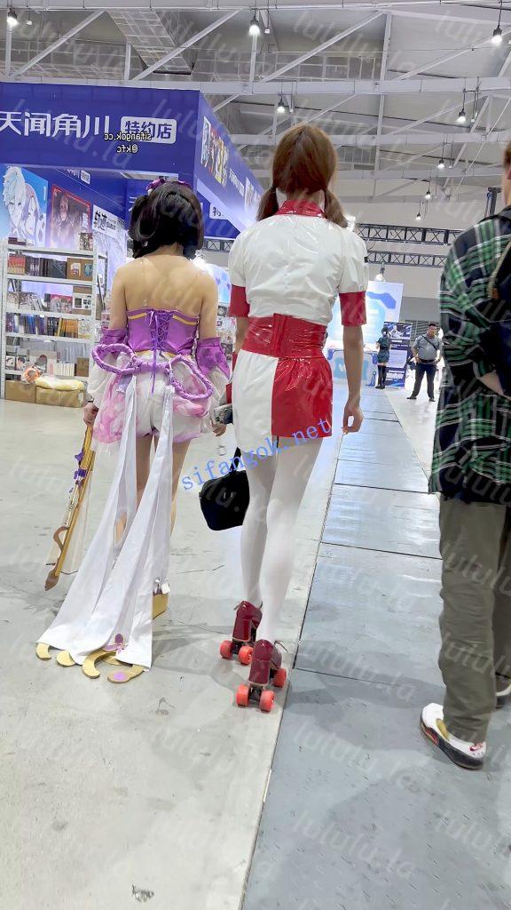 【KFC】新手学妹玩轮滑·一直扭动露出白丝屁股·真怕摔我怀里【1V】【517M】 预览图 17