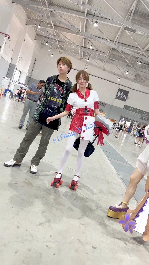 【KFC】新手学妹玩轮滑·一直扭动露出白丝屁股·真怕摔我怀里【1V】【517M】 预览图 8