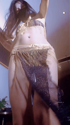 推特新晋福利姬 Mory 顶级VIP动感裸舞变装运镜抖音风 三弹【8V】【1.95G】 预览图 2