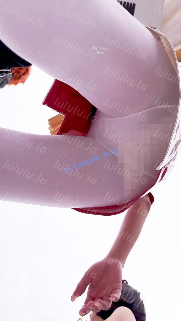 【KFC】新手学妹玩轮滑·一直扭动露出白丝屁股·真怕摔我怀里【1V】【517M】 预览图 16