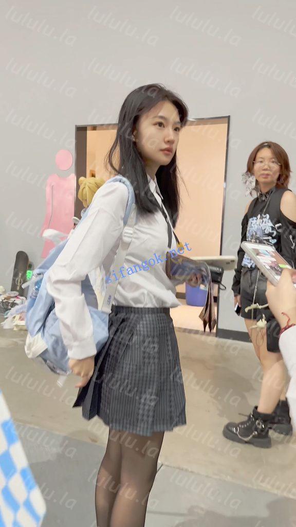 【KFC】制服JK气质学生妹和闺蜜逛街·短裙黑丝袜白内前后CD【1V】【315M】 预览图 5