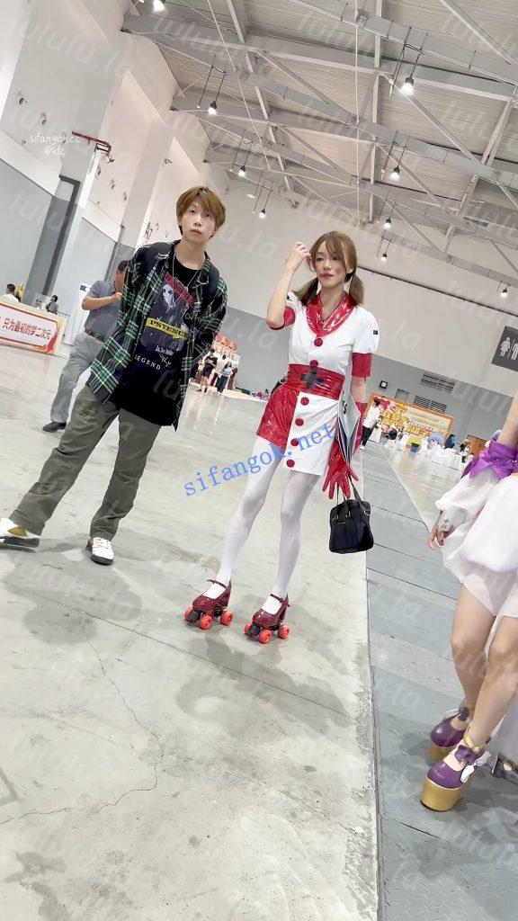 【KFC】新手学妹玩轮滑·一直扭动露出白丝屁股·真怕摔我怀里【1V】【517M】 预览图 2