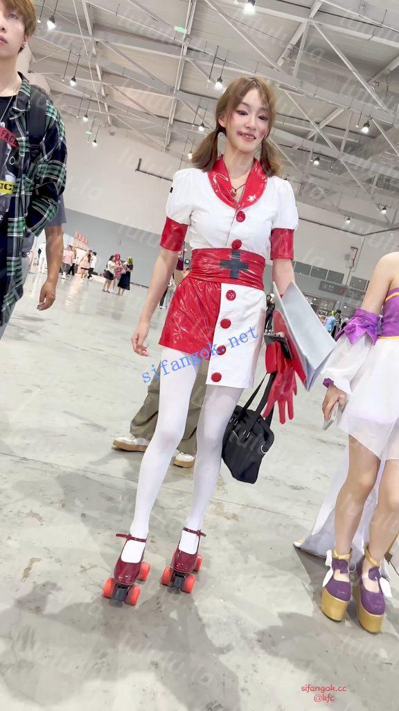 【KFC】新手学妹玩轮滑·一直扭动露出白丝屁股·真怕摔我怀里【1V】【517M】 预览图 13