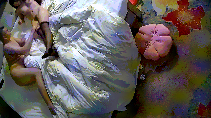 情趣台 3-27 小姐一身白衣裏藏着褲裏黑絲 如此反差讓眼鏡男愛不釋手 一直摸個不停 還強行搞了兩炮 1.74GB 预览图 5