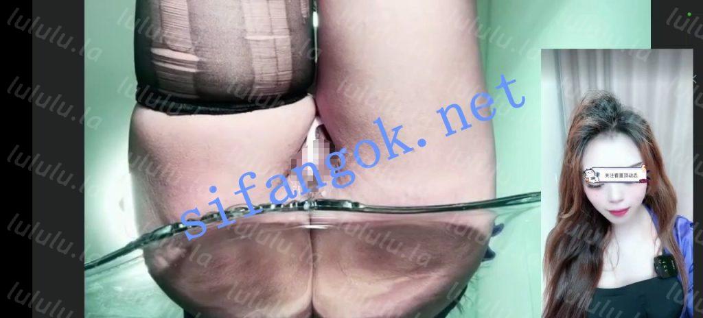 网红 Q币逗逗-3 气质美女 上面正常直播 下面插B 高潮喷水【2V】【439M】 预览图 8