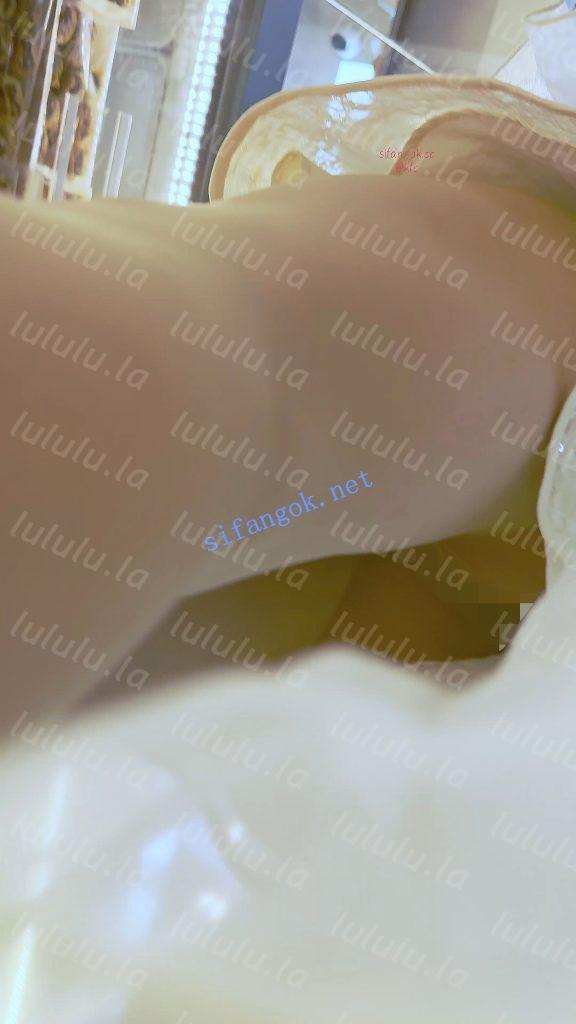 【KFC】婚纱裙靓女和猥琐男友·裙子遮住屁股放心穿了骚窄内【1V】【664M】 预览图 10