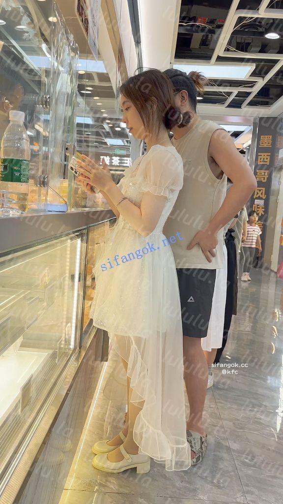 【KFC】婚纱裙靓女和猥琐男友·裙子遮住屁股放心穿了骚窄内【1V】【664M】 预览图 6