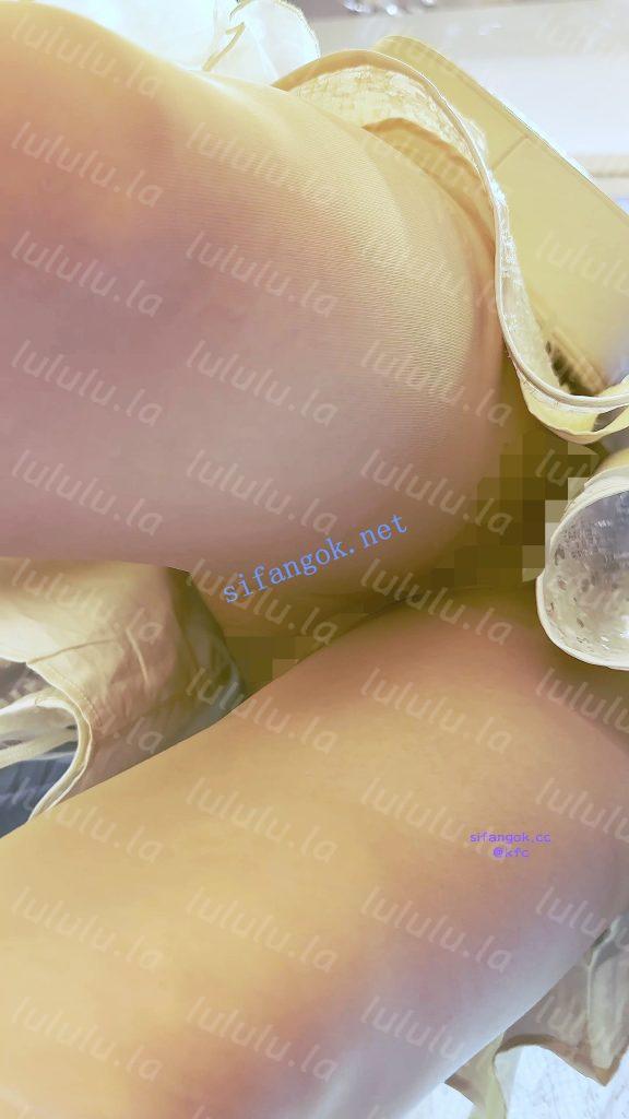 【KFC】婚纱裙靓女和猥琐男友·裙子遮住屁股放心穿了骚窄内【1V】【664M】 预览图 9