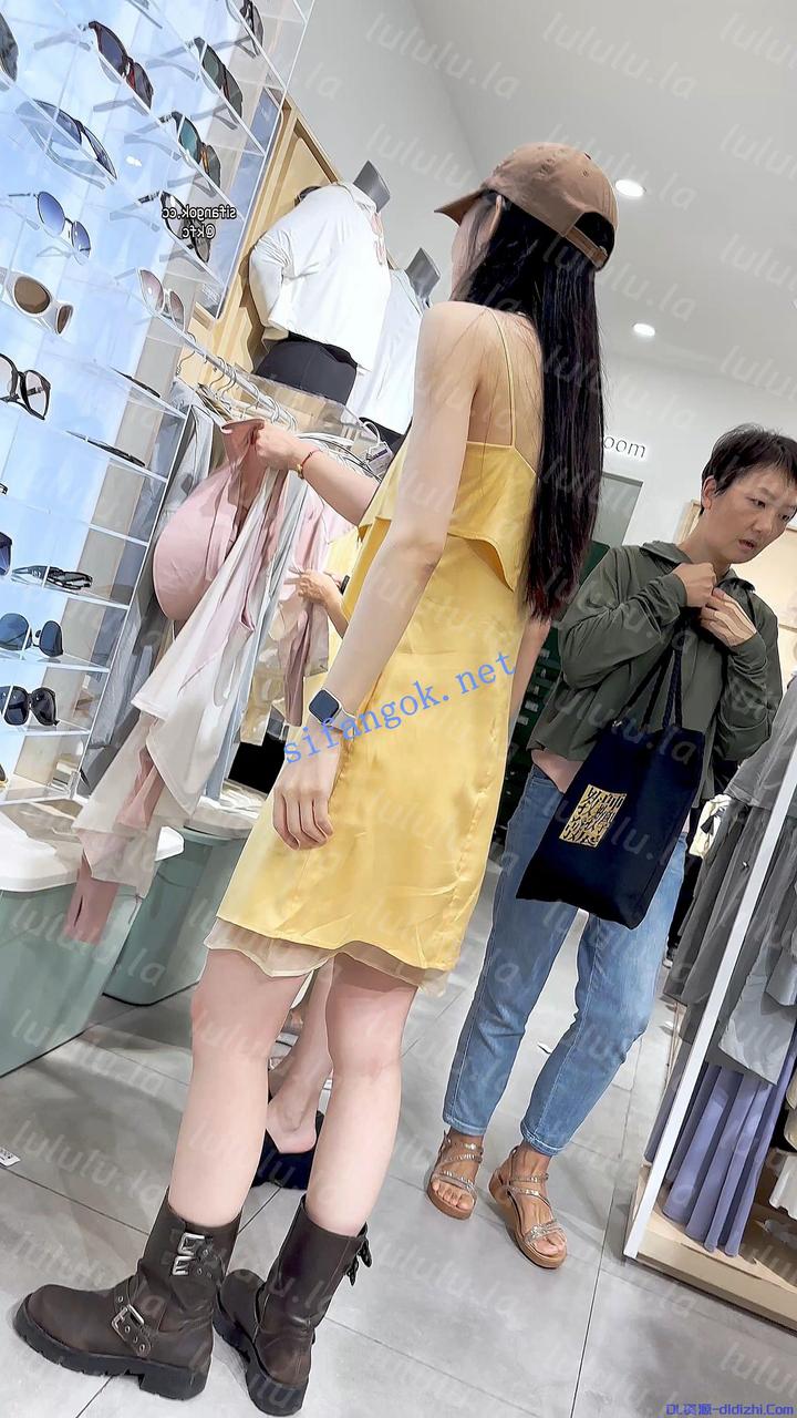 【KFC】靓女和男友逛街·打打鬧鬧滿街撒狗糧·長裙白色内内 243.3MB 预览图 1