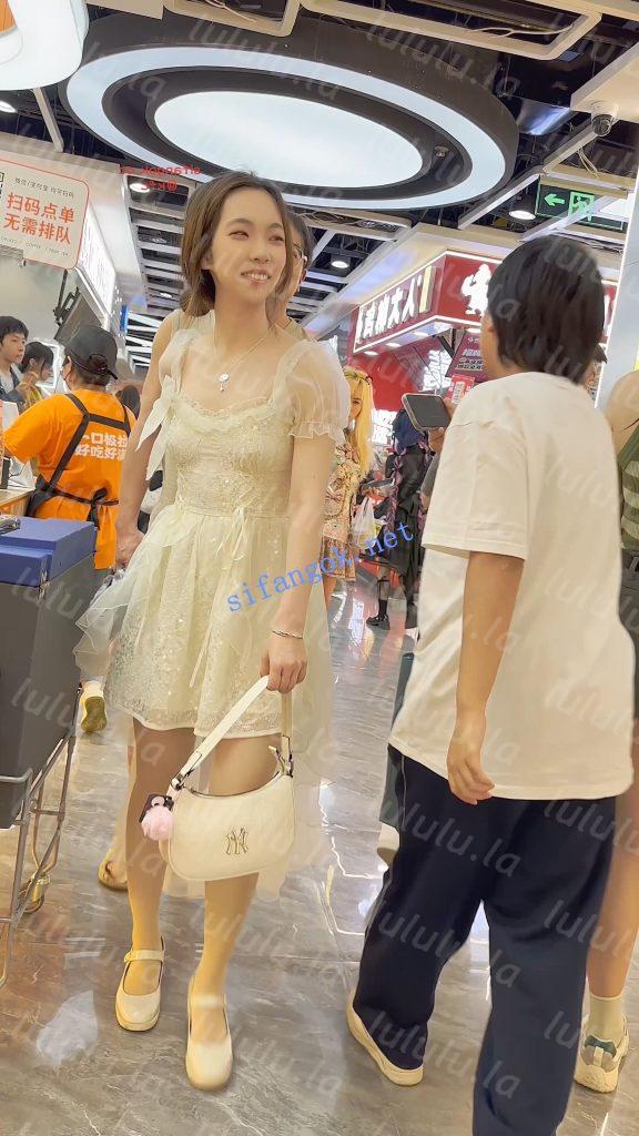 【KFC】婚纱裙靓女和猥琐男友·裙子遮住屁股放心穿了骚窄内【1V】【664M】 预览图 1