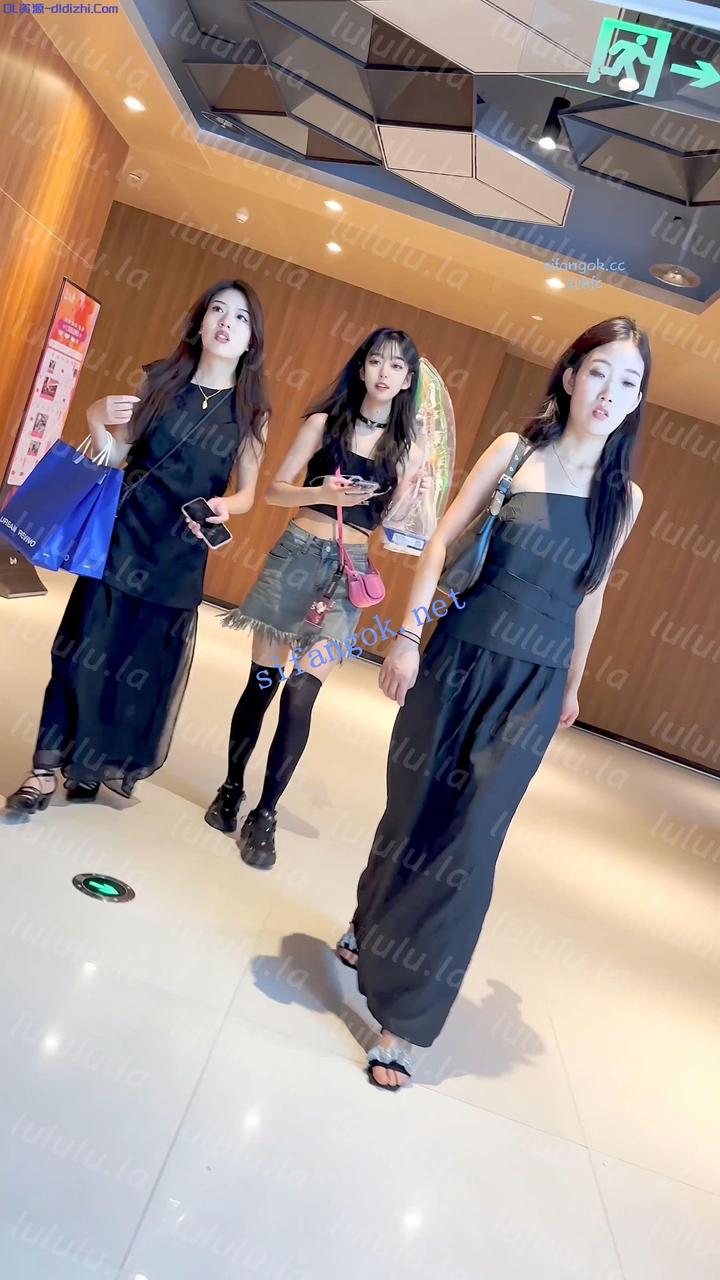 【KFC】拿氣球的美女腿都被掐紫了·估計是M·過膝黑絲粉色内 295MB 预览图 1