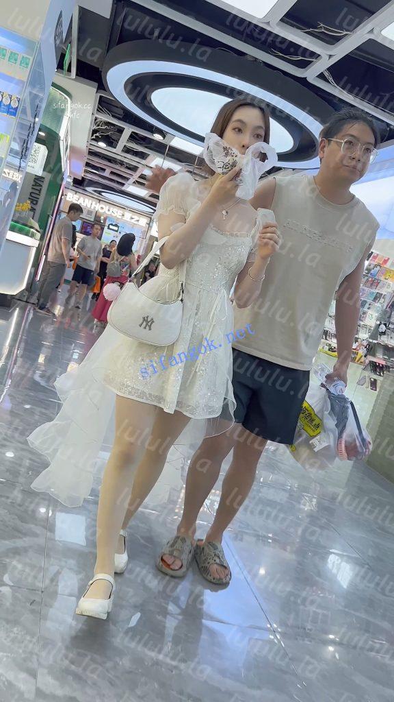 【KFC】婚纱裙靓女和猥琐男友·裙子遮住屁股放心穿了骚窄内【1V】【664M】 预览图 2