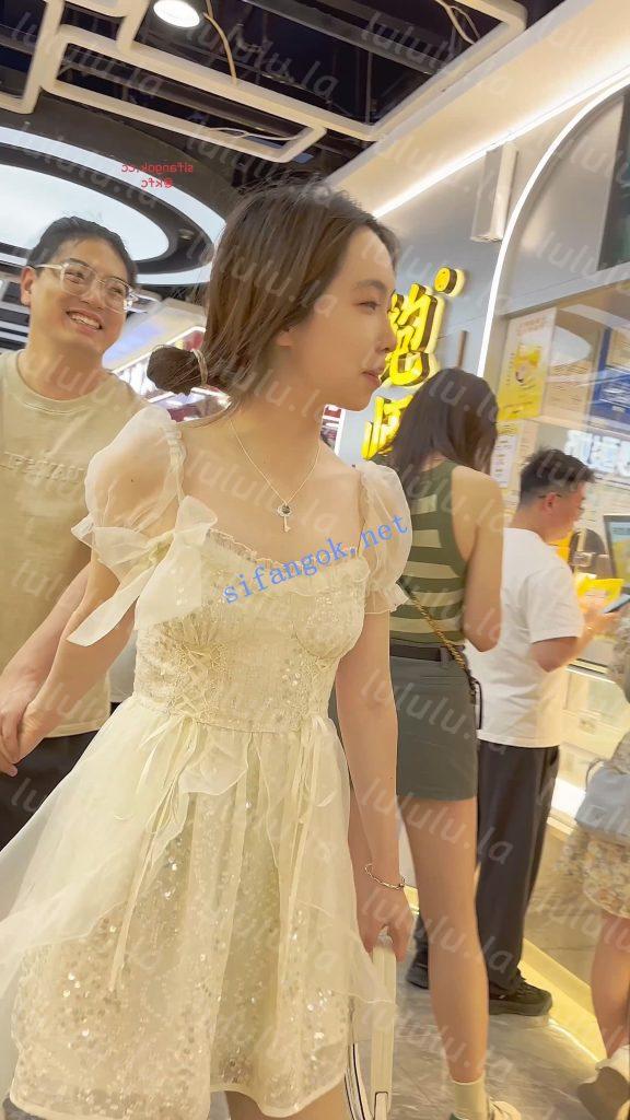 【KFC】婚纱裙靓女和猥琐男友·裙子遮住屁股放心穿了骚窄内【1V】【664M】 预览图 3