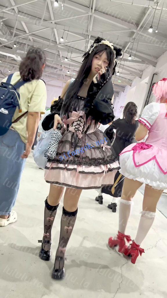 ⭐⭐⭐过膝袜嫩妹COSER穿了透明内·反差感无毛白虎狂露一线B【1V】【1.91G】 预览图 21