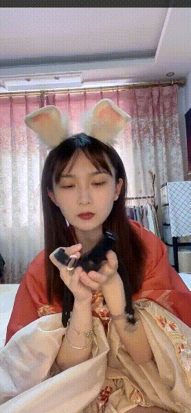 快貓高顔值熱門女大【小趙bibibi】下海福利，臉穴同框花樣道具自慰，黃瓜雙洞齊開，爽得滿臉猙獰(18V) 333.4MB