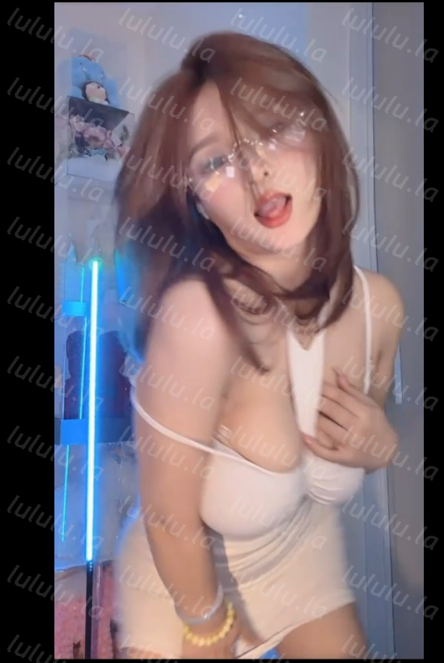 【快手巨乳】林露露 百万粉丝私密房直播热舞抖奶抖臀福利【5V】【1.1G】 预览图 4